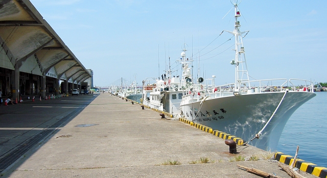 港に停留する漁船